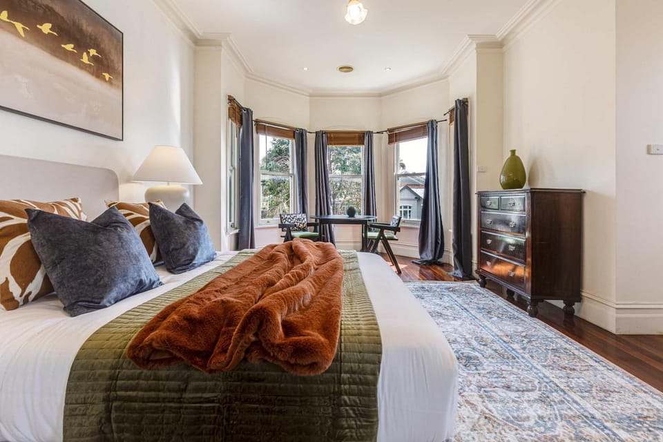 Bed, Seating area, Bedroom, wardrobe