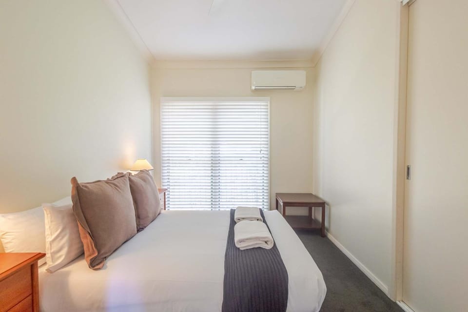 Bed, Photo of the whole room, Bedroom, air conditioner