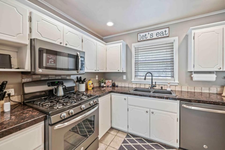 Your Modern & Cozy Haven in the Heart of Tulsa House in Tulsa
