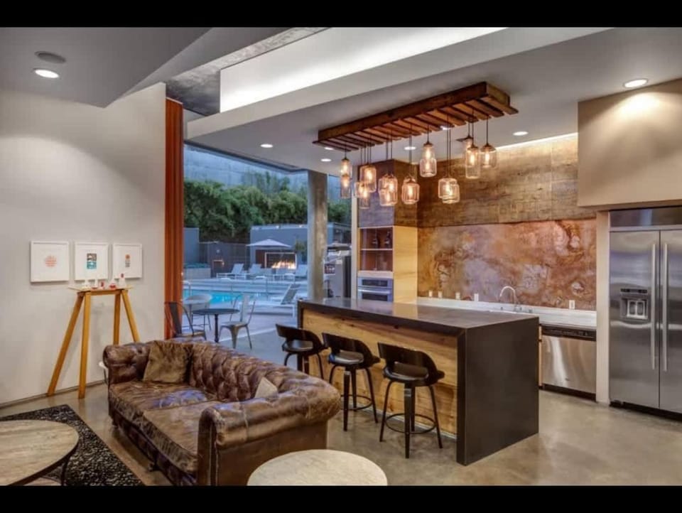 Walkable 3BR Apartment with Pool close to SDCC Apartment in Casa De Oro-Mount