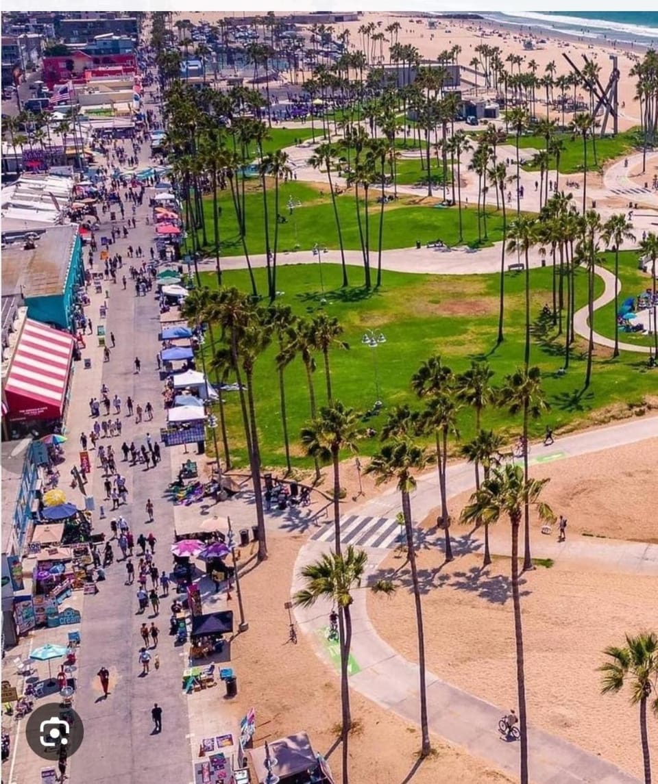 Short walk to Santa Monica Beach & Pier Boardwalk Apartment in Santa Monica
