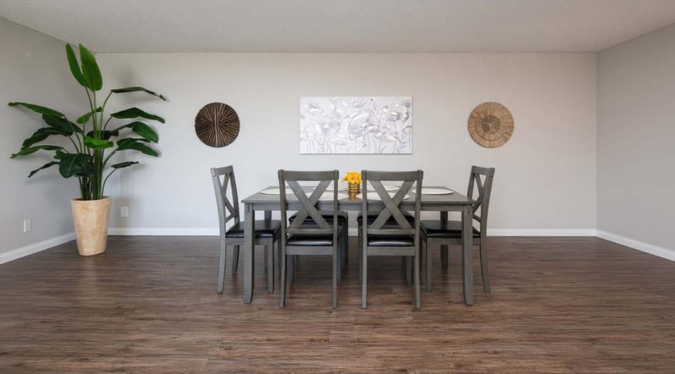 Comfy 2BR Retreat in Hollywood with pool access Apartment in Hollywood