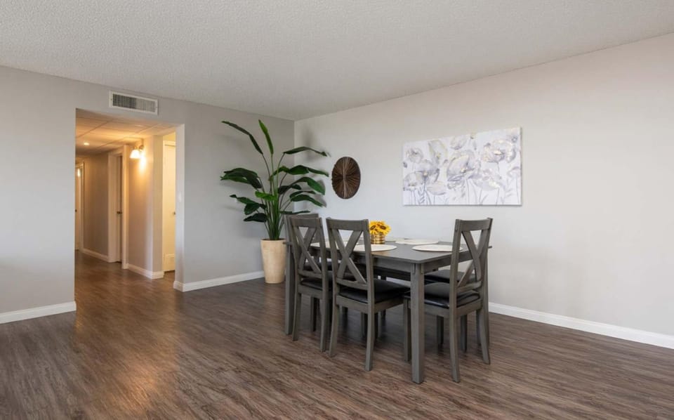 Comfy 2BR Retreat in Hollywood with pool access Apartment in Hollywood