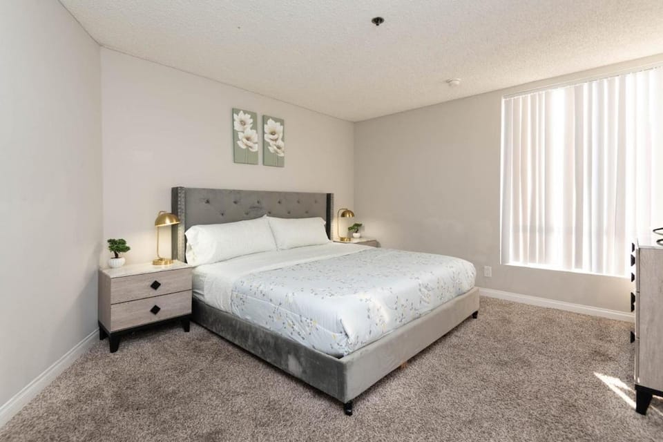 Prime Hollywood 2BR Rooftop Pool getaway Apartment in Hollywood