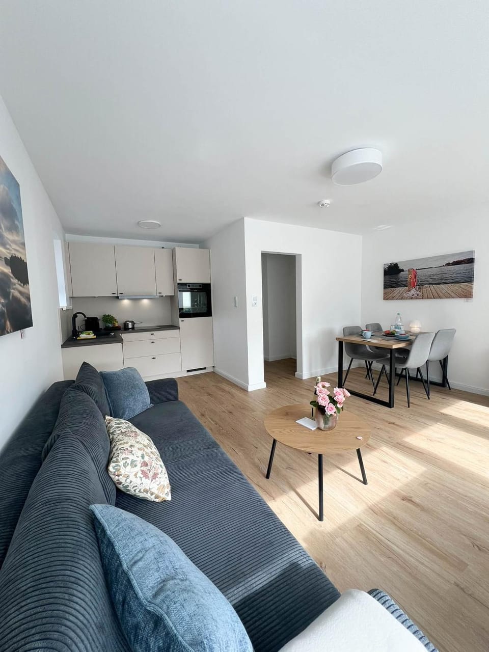 Kitchen or kitchenette, Living room, Seating area, Dining area, pet friendly