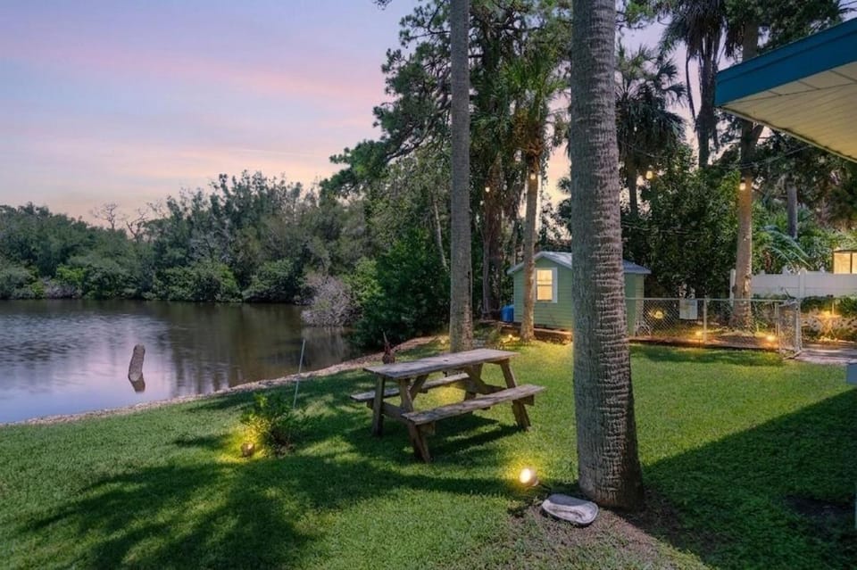 Charming 2BR Retro Pondside Retreat FREE golf cart House in New Port Richey