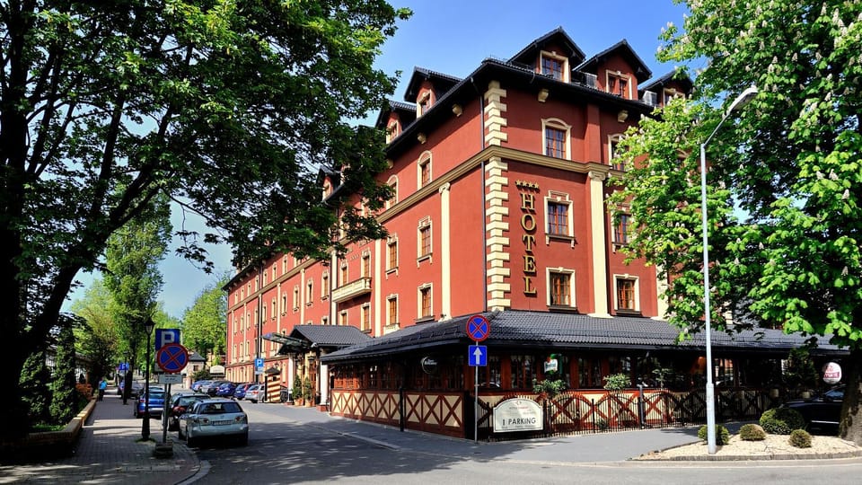 Property building, Facade/entrance, Day, Street view, Location