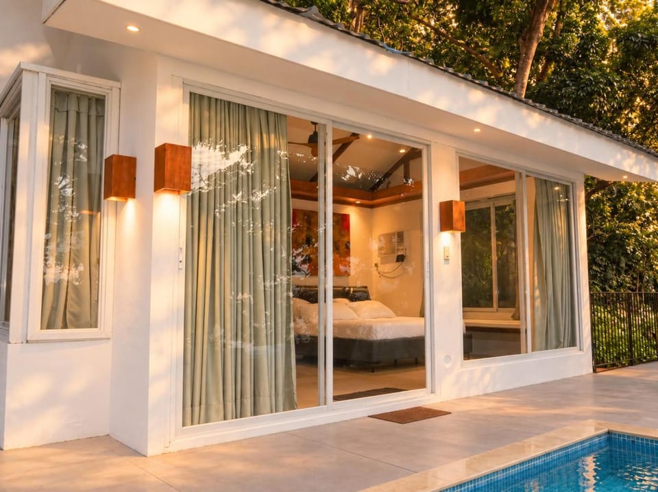 Property building, Bed, Bedroom, Pool view, Swimming pool