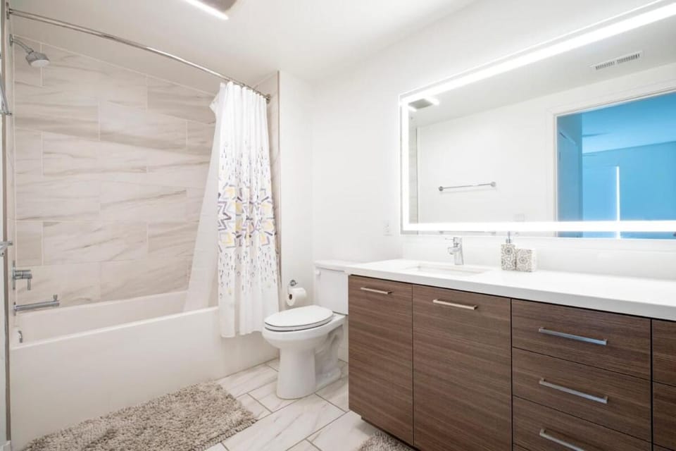 Glendale DT 2b, 2bath, 2 park EV charger Apartment in Glendale