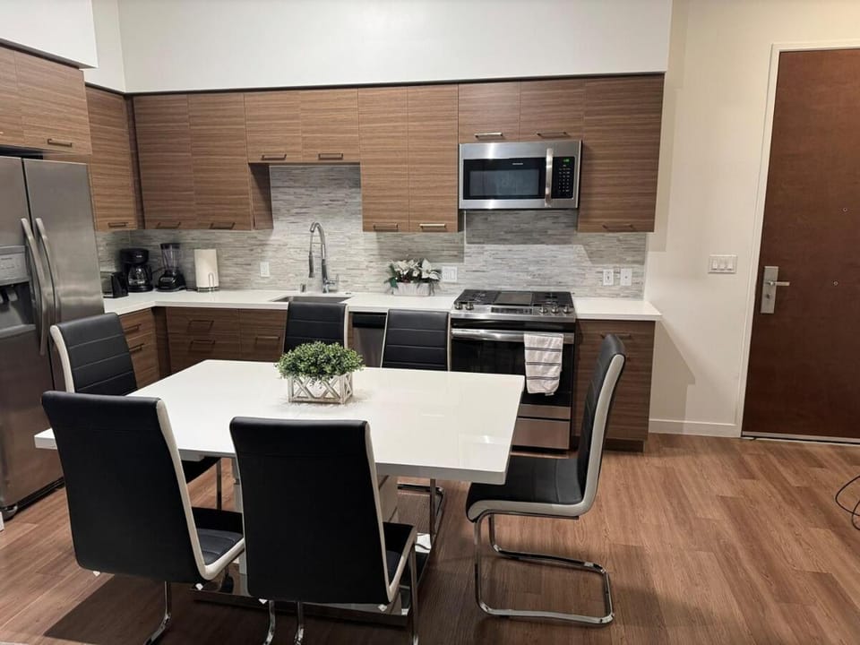 Glendale DT 2b, 2bath, 2 park EV charger Apartment in Glendale