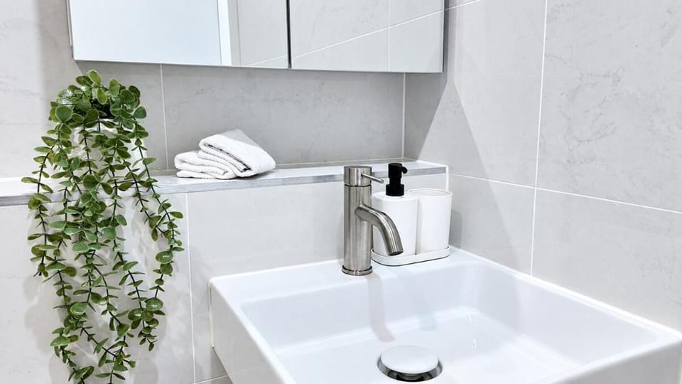 Modern 2BR Apartment with Skyline Views and Parking Near CBD Apartment in Marrickville
