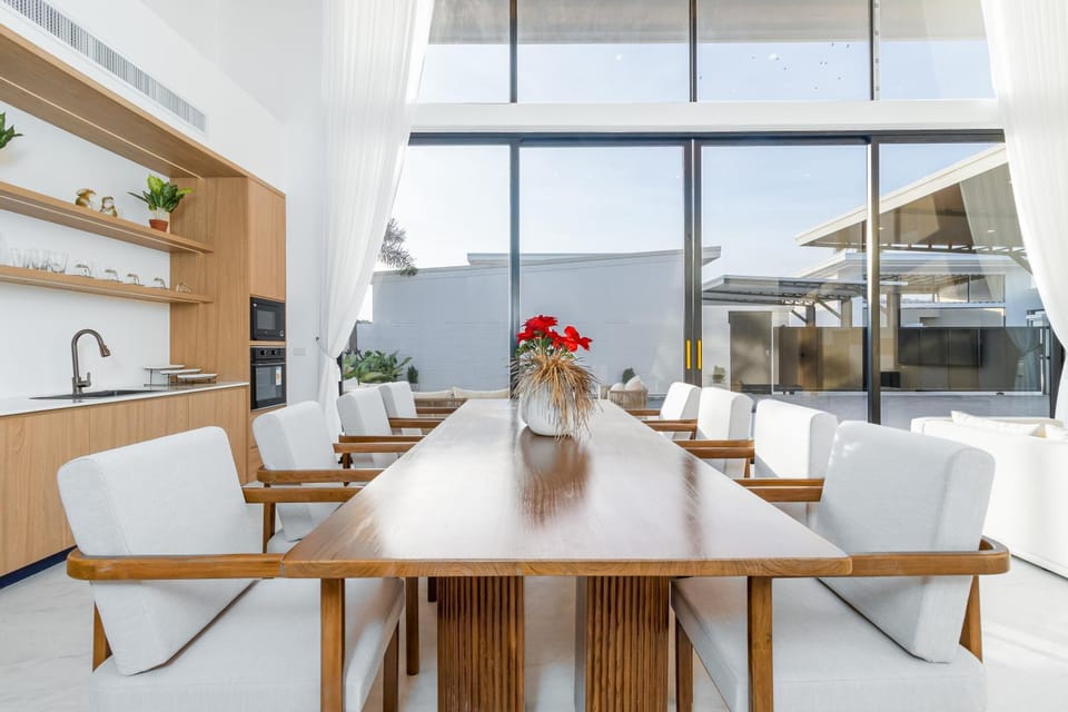 Kitchen or kitchenette, Living room, Seating area, Dining area