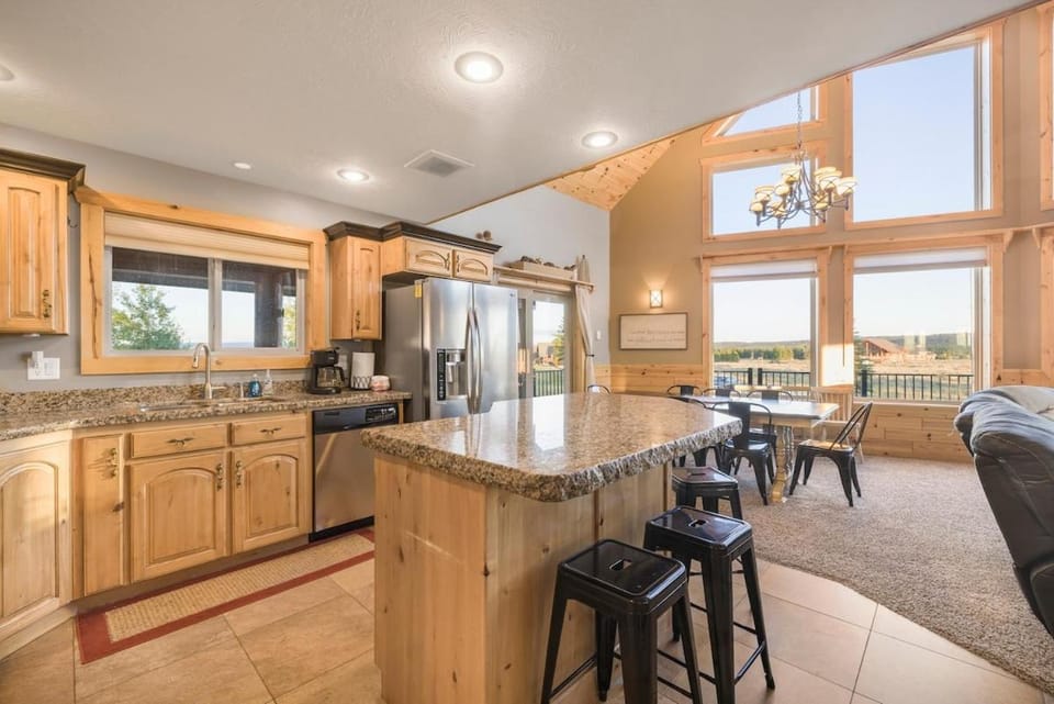 Kitchen or kitchenette, Dining area, dishwasher