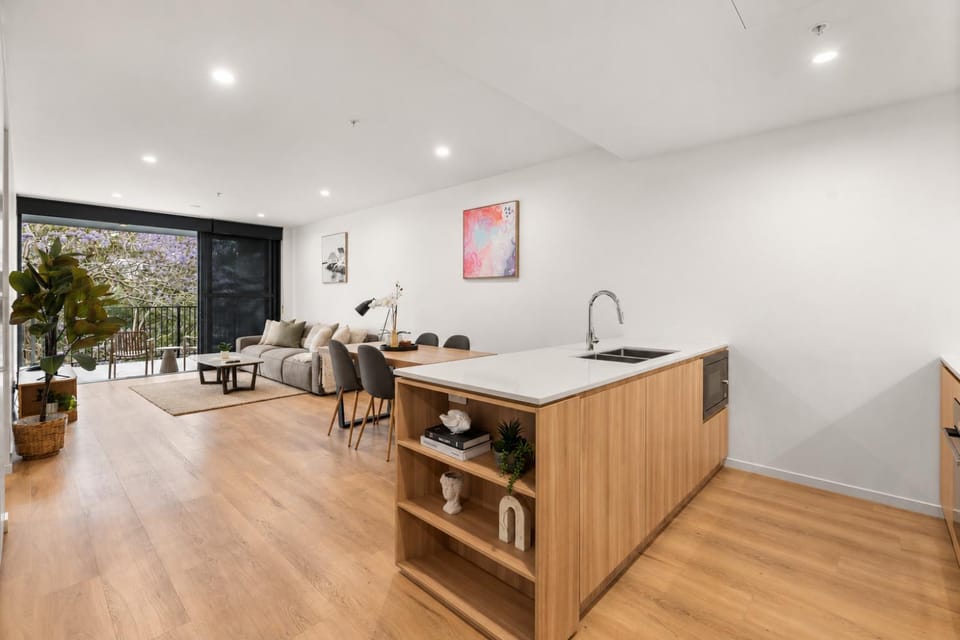 Indooroopilly Central-2BR 2BA with Free Parking Apartment in Indooroopilly