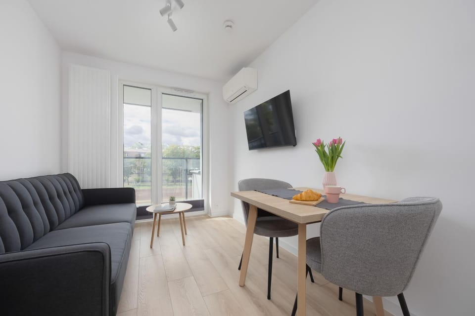 TV and multimedia, Living room, Seating area, Dining area, Evening entertainment