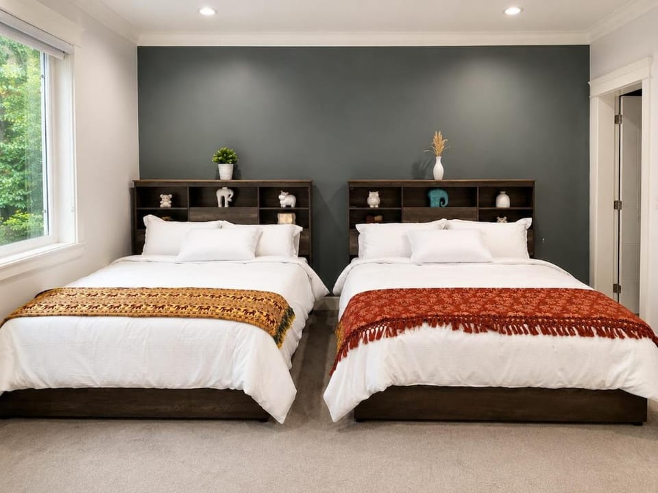 Photo of the whole room, Bedroom