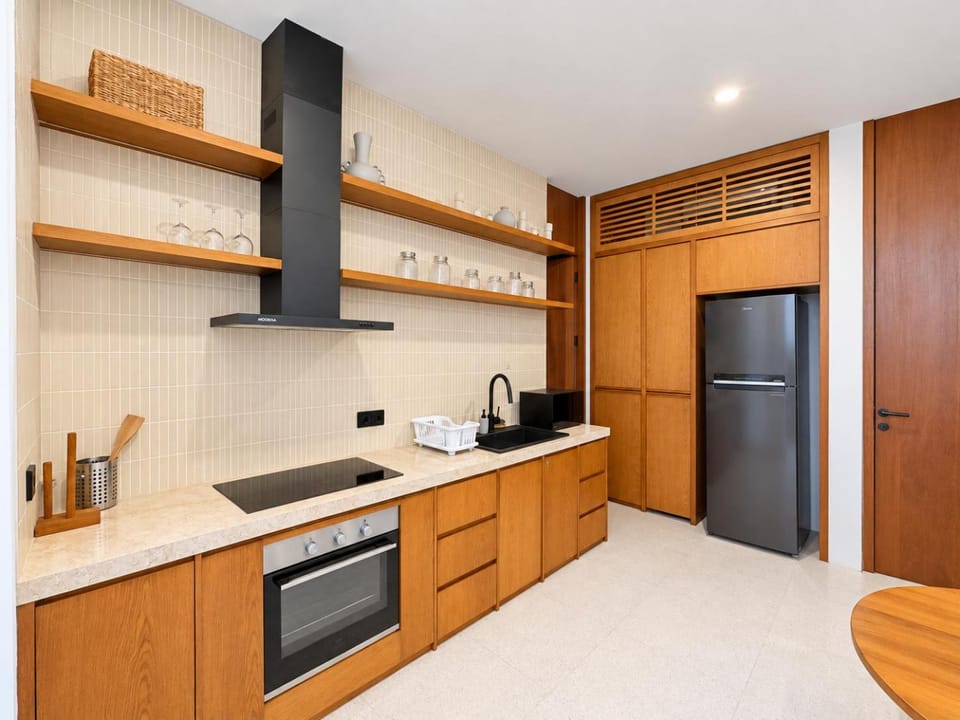 Coffee/tea facilities, Kitchen or kitchenette, microwave, oven, pet friendly, stove, air conditioner