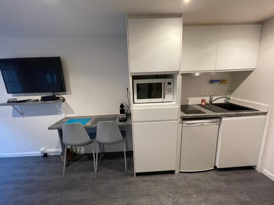 Kitchen or kitchenette, Dining area, pet friendly, stove, toaster