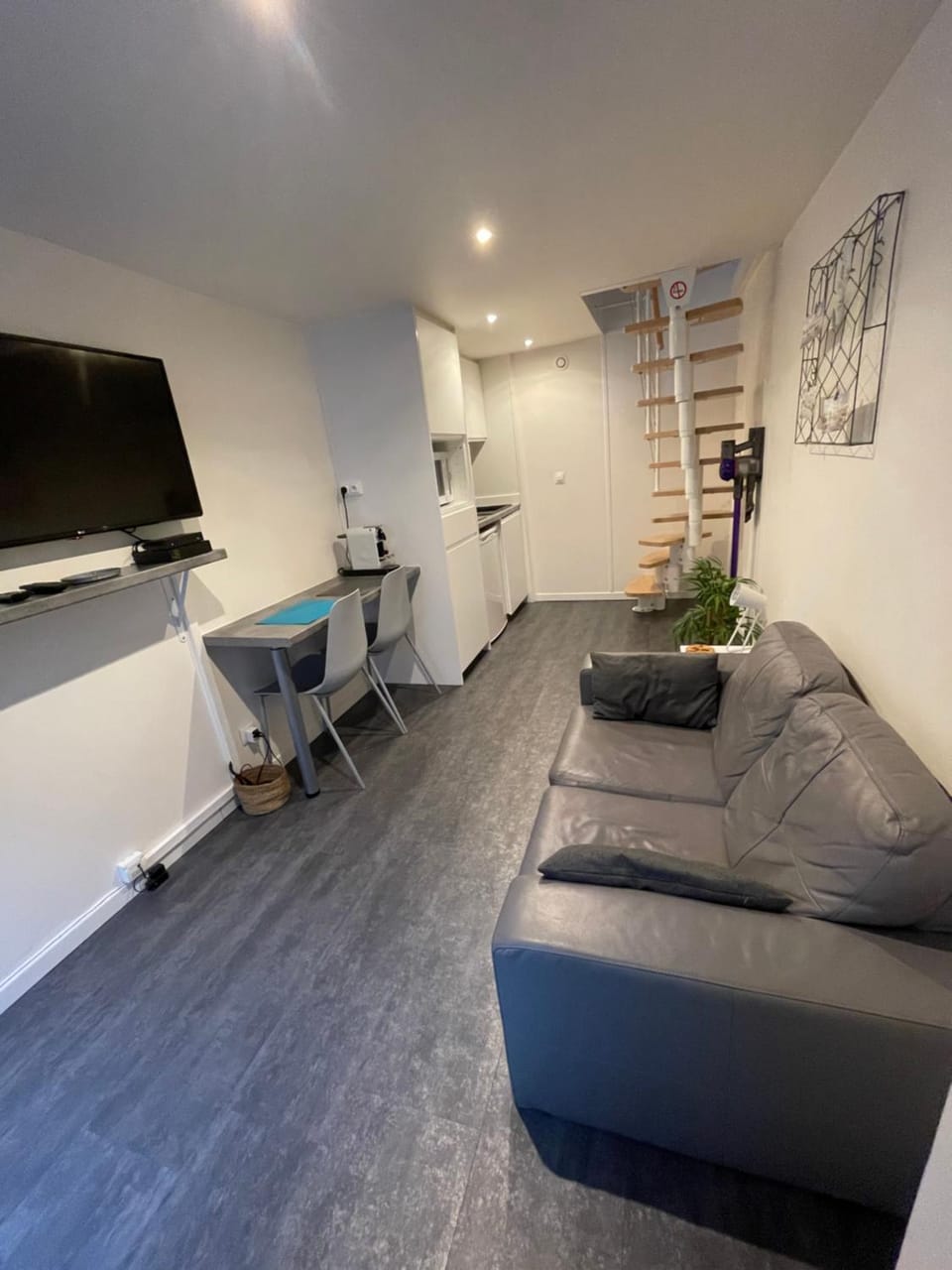 TV and multimedia, Kitchen or kitchenette, Living room, Seating area