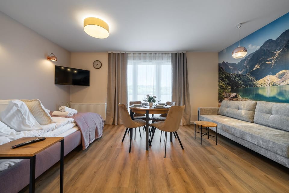 Bed, TV and multimedia, Living room, Photo of the whole room, Seating area, Dining area, Bedroom