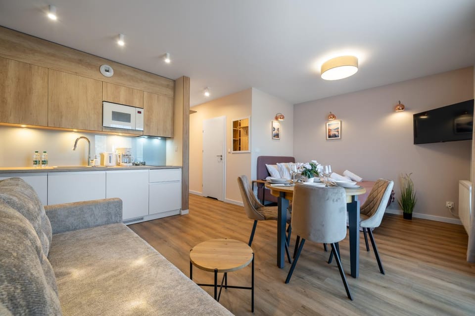 TV and multimedia, Kitchen or kitchenette, Living room, Seating area, Dining area, oven, stove