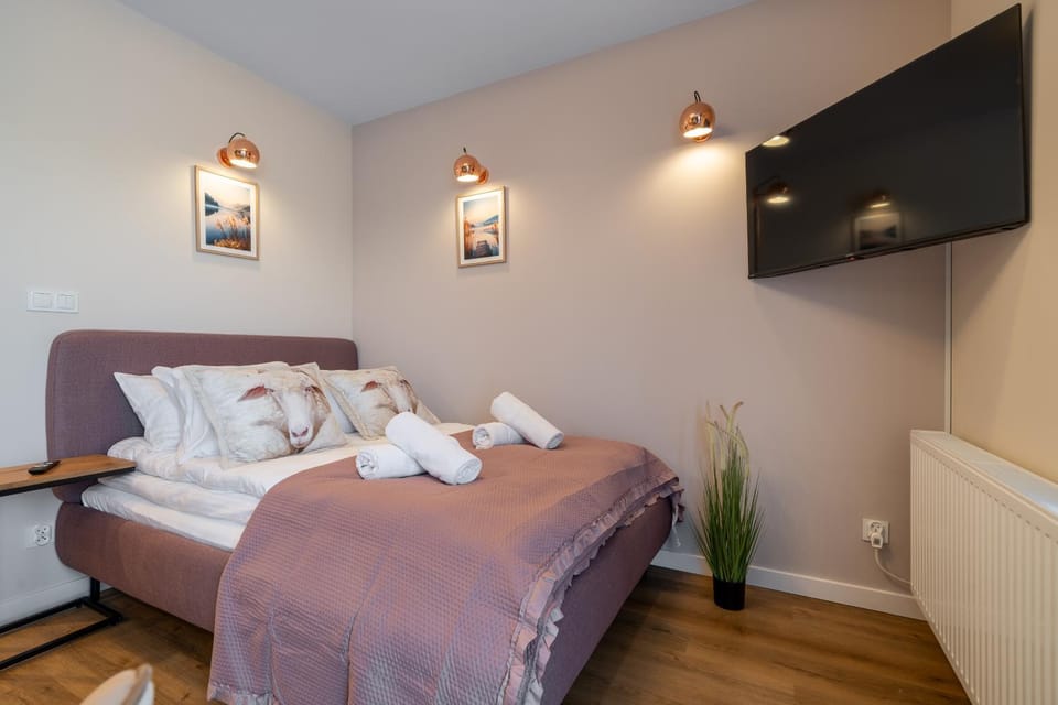 Bed, TV and multimedia, Photo of the whole room, Bedroom, towels