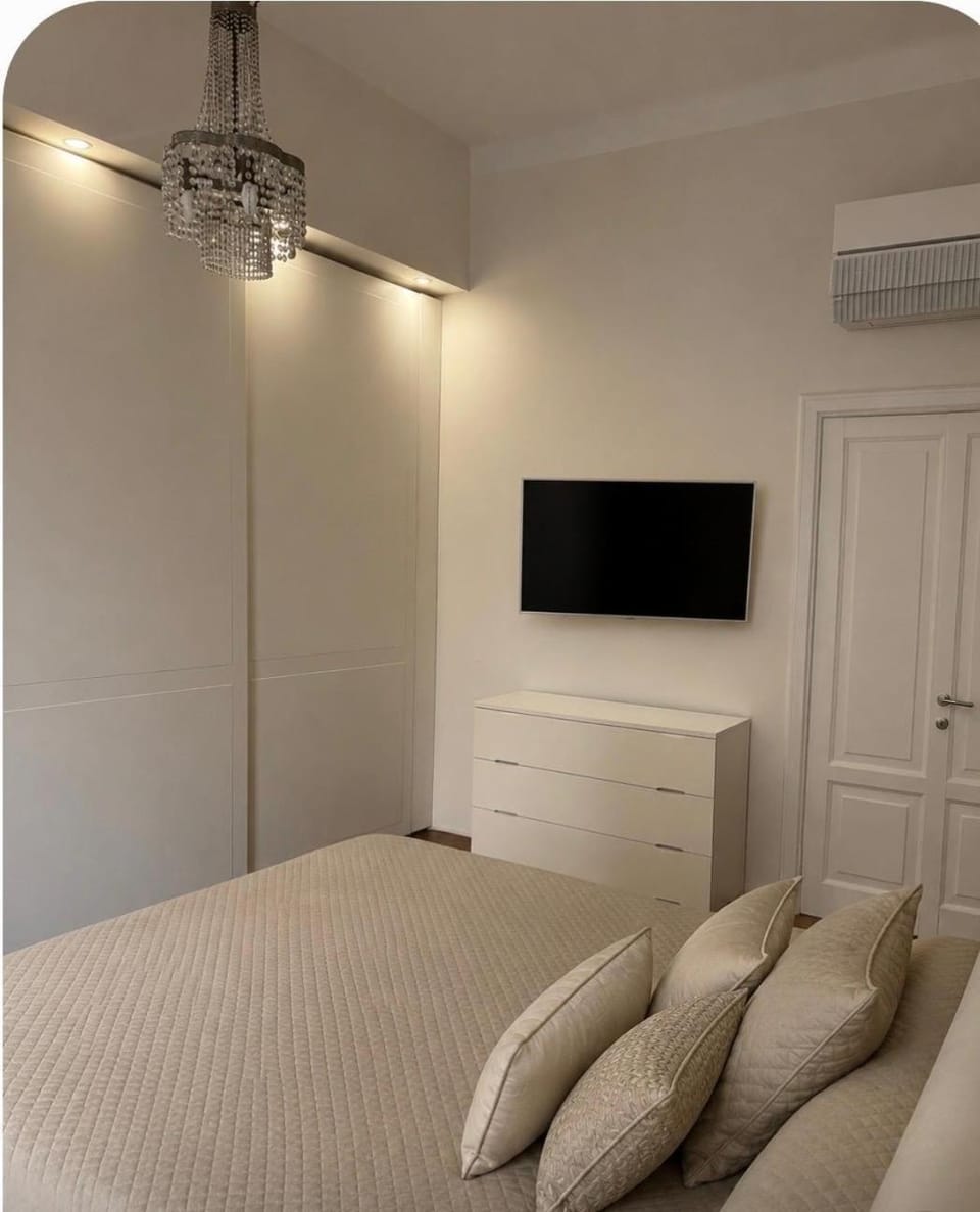Bed, TV and multimedia, Photo of the whole room, Evening entertainment, Bedroom, air conditioner