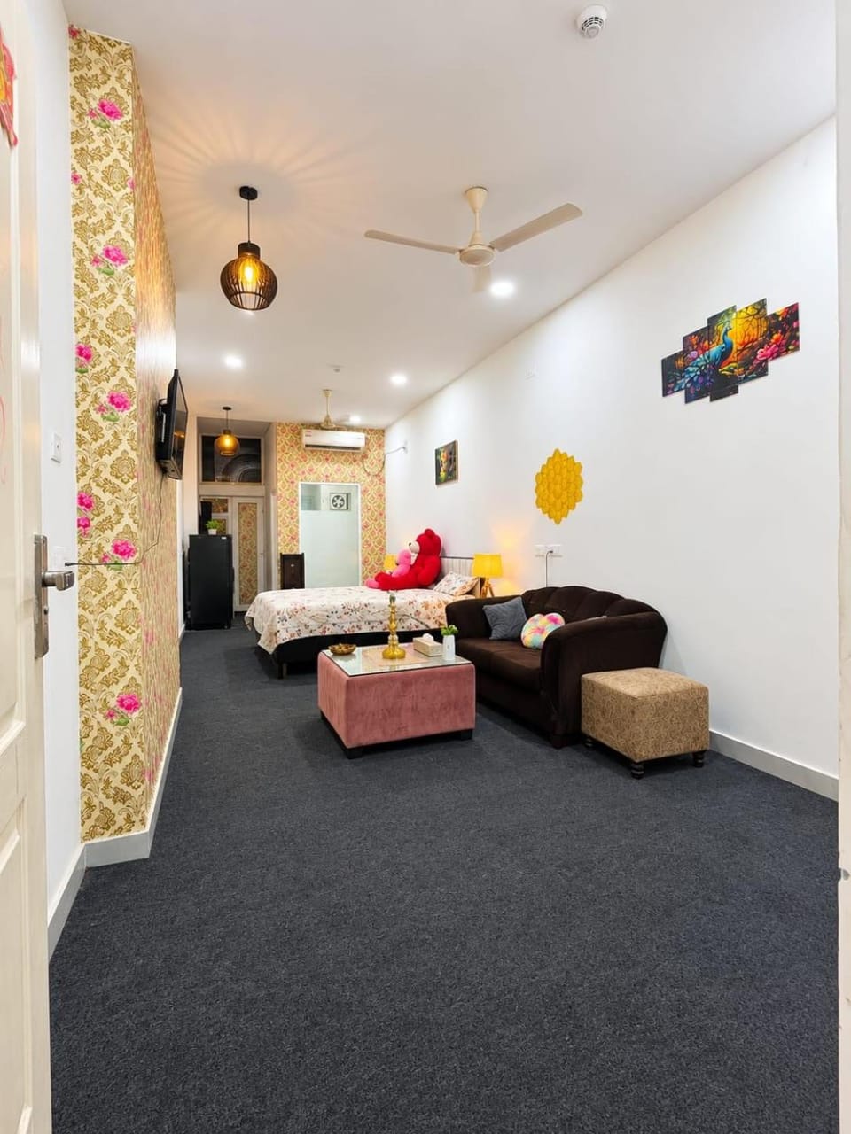Essque stay Apartment in Noida