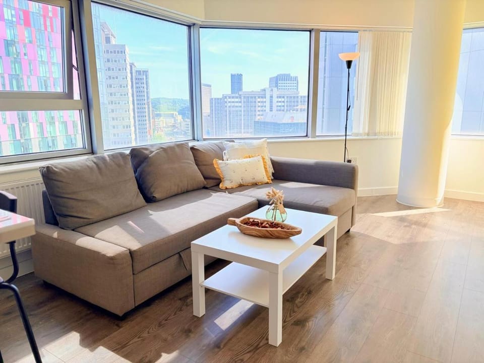 1 Bedroom Flats, Delta Point Croydon, Sleep 4, 20 Mins Central London via Trains Apartment in Croydon