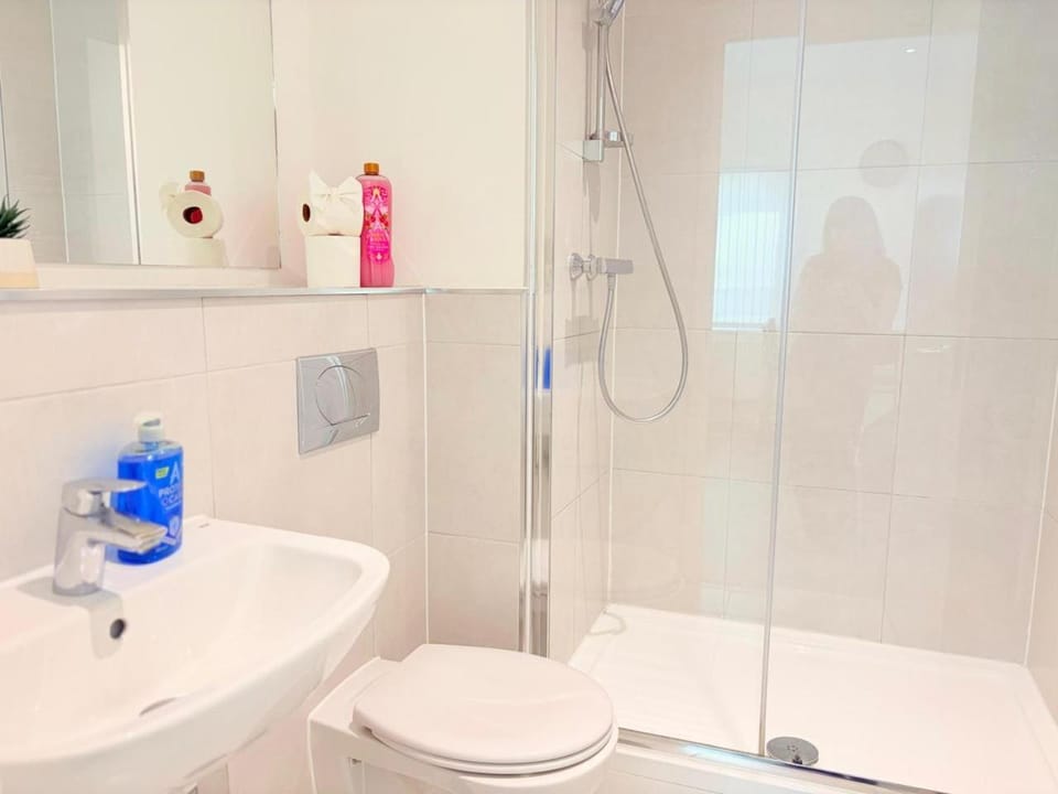 1 Bedroom Flats, Delta Point Croydon, Sleep 4, 20 Mins Central London via Trains Apartment in Croydon