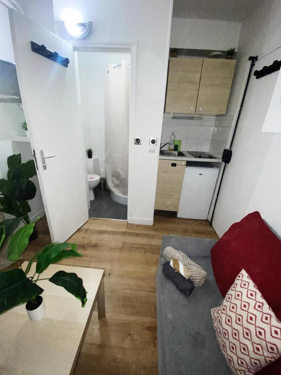 Toilet, Kitchen or kitchenette, Living room, Seating area, stove, towels