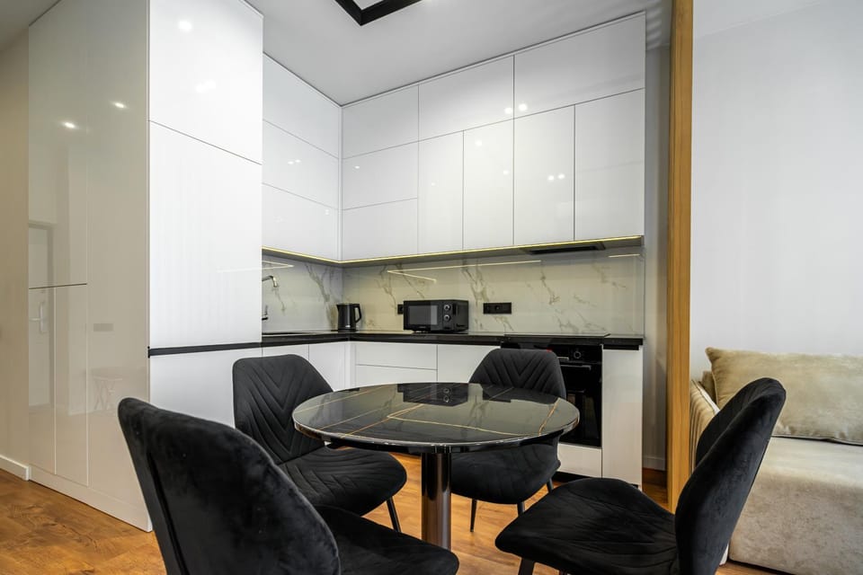 Kitchen or kitchenette, Dining area