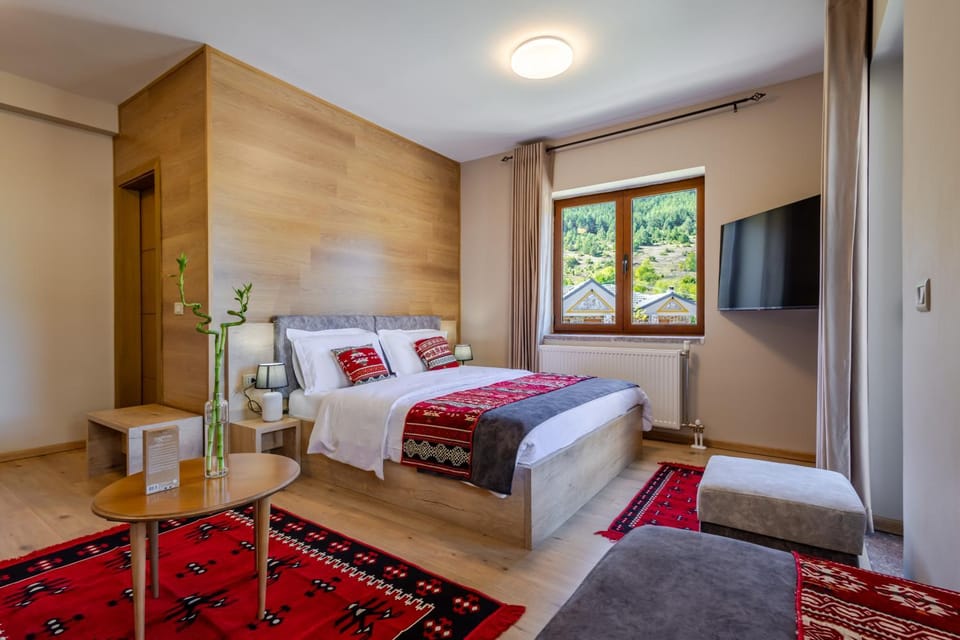 Bed, TV and multimedia, Photo of the whole room, Seating area, Bedroom
