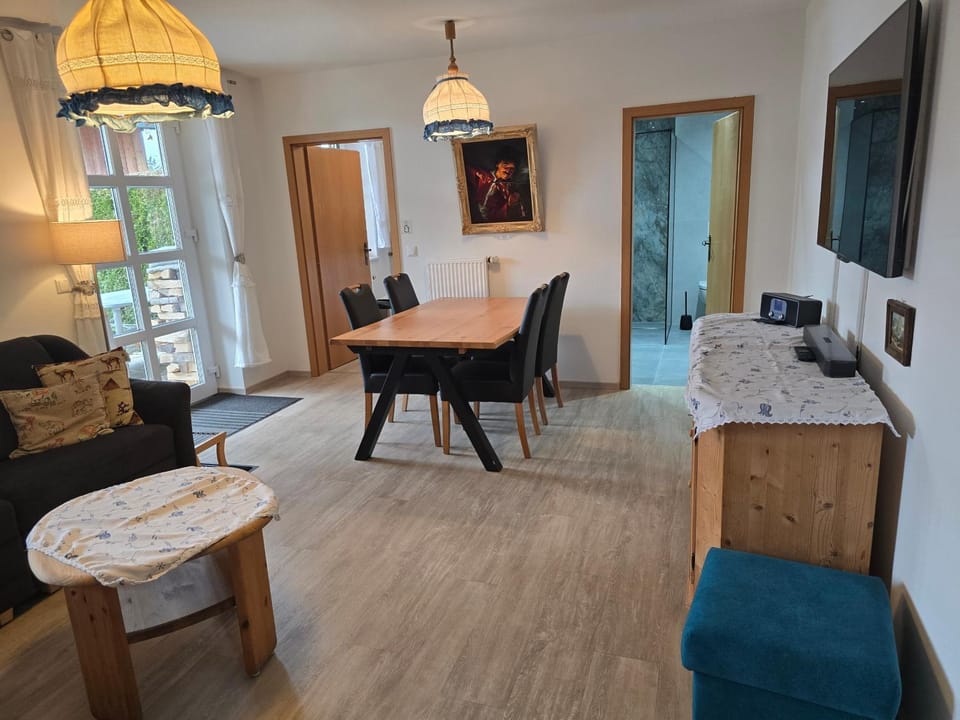 TV and multimedia, Living room, Photo of the whole room, Seating area, Dining area