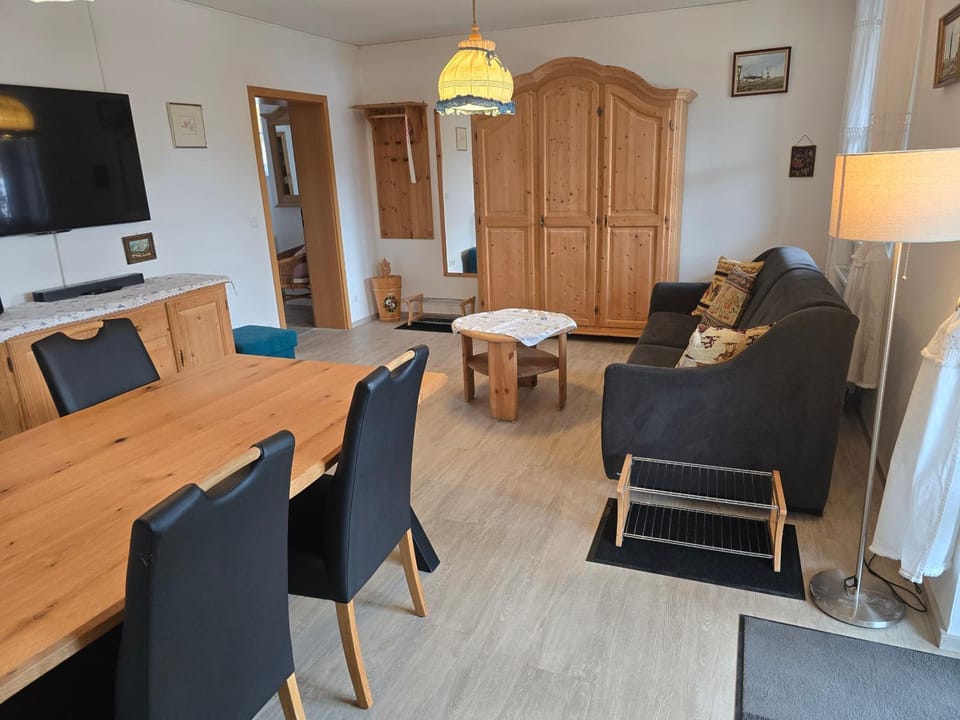 TV and multimedia, Living room, Seating area, Dining area, wardrobe