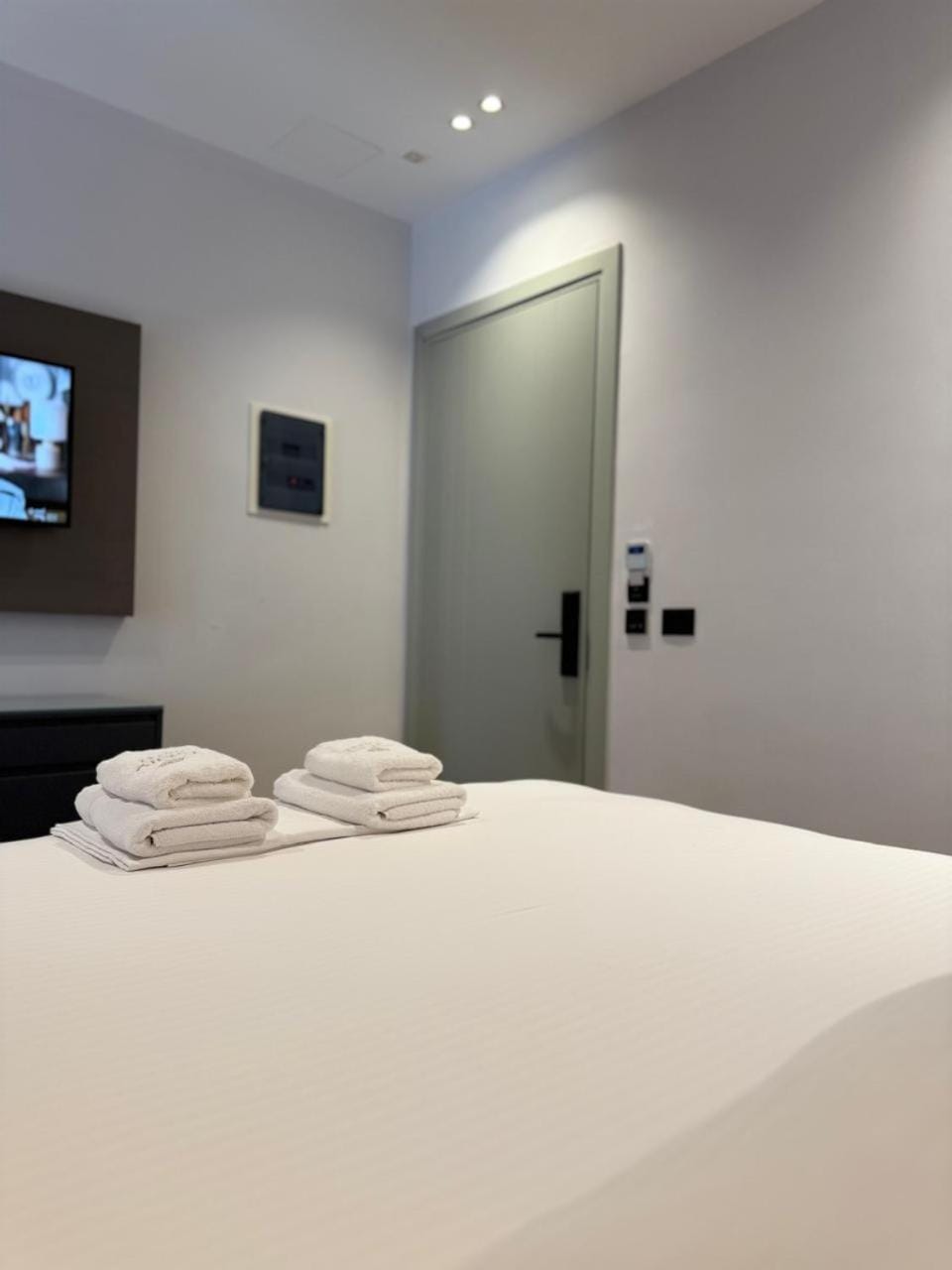 Bed, TV and multimedia, Photo of the whole room, Bedroom, towels