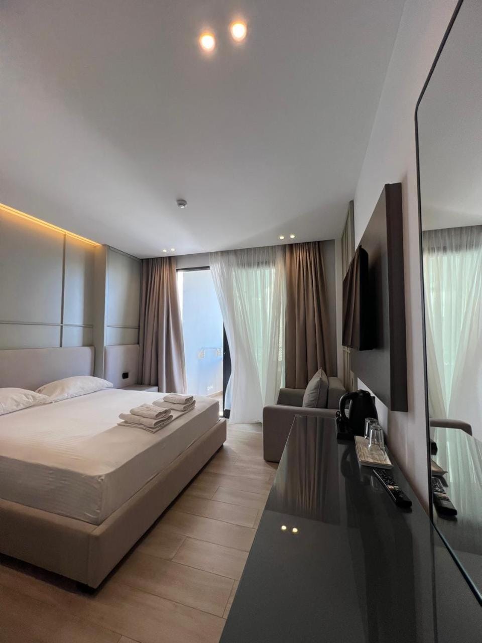 Communal lounge/ TV room, Bed, TV and multimedia, Photo of the whole room, Evening entertainment, Bedroom