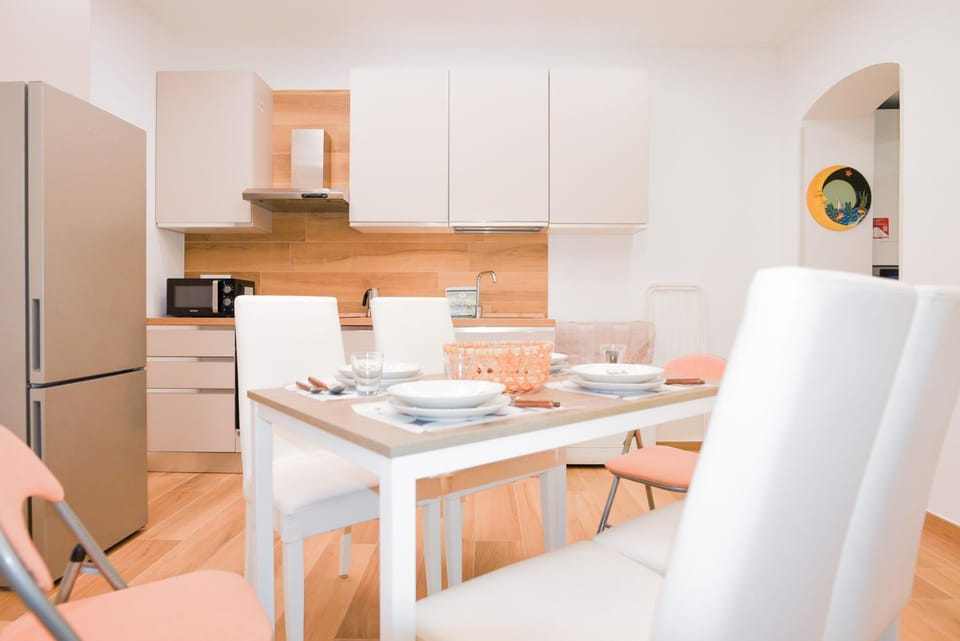 Kitchen or kitchenette, Living room, Seating area, Dining area, oven, stove