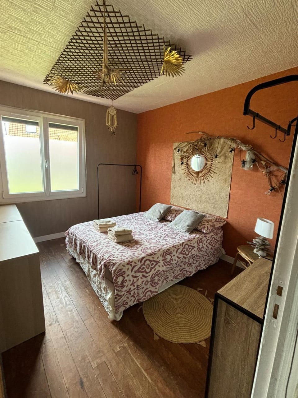 Bed, Photo of the whole room, Bedroom, towels