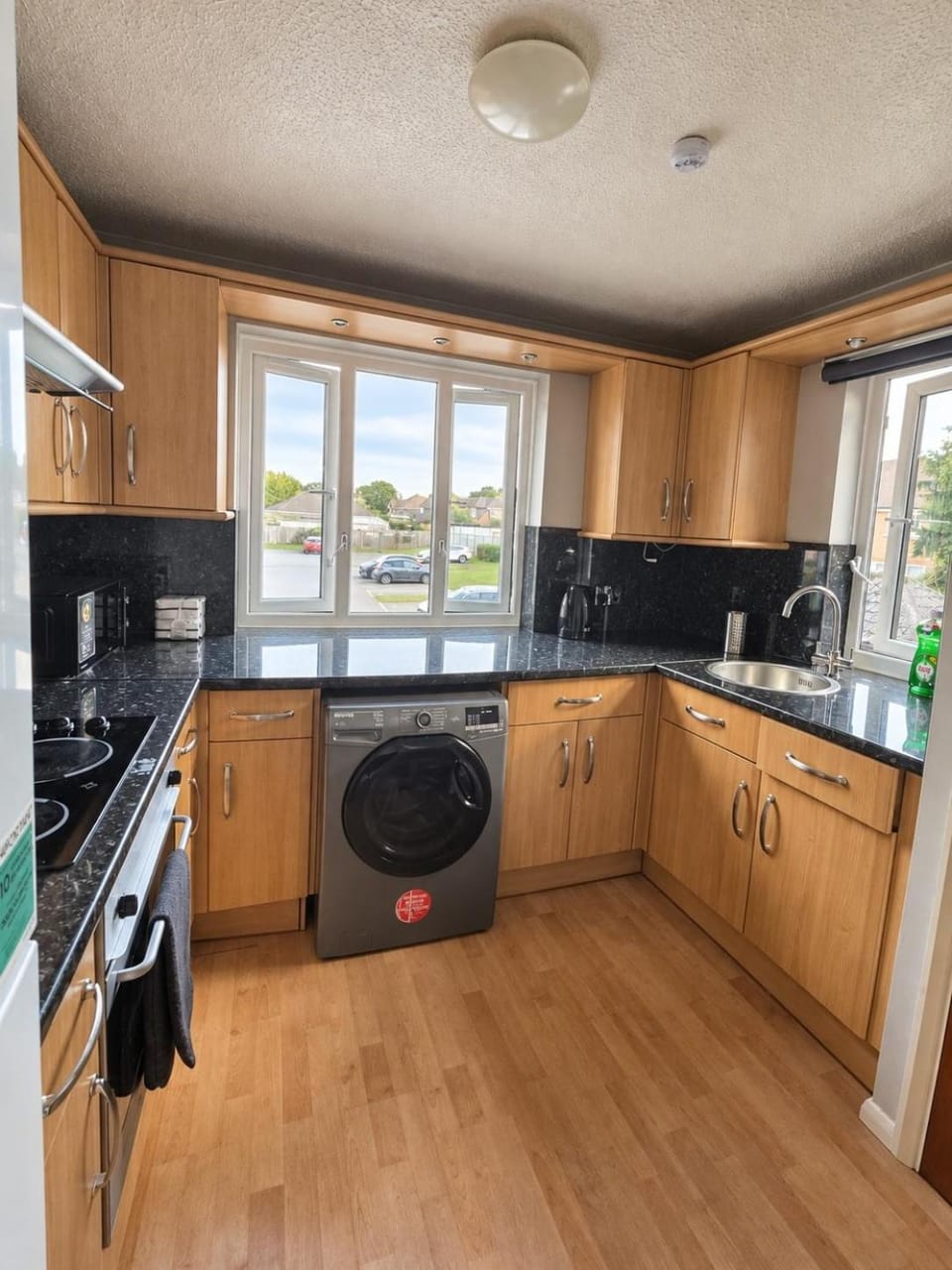 Kitchen or kitchenette, oven, washing machine