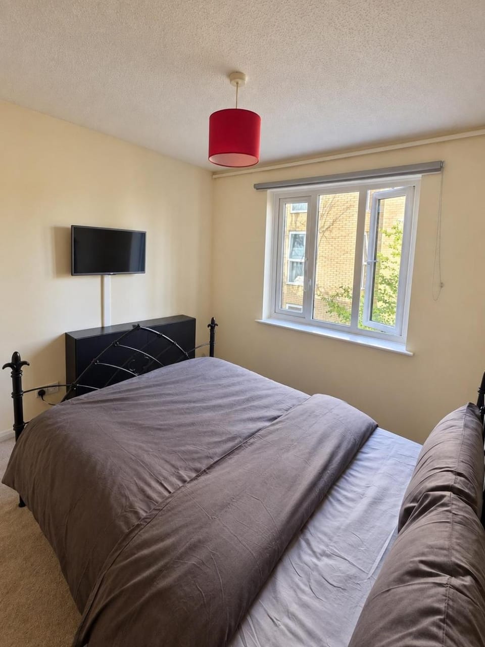 Bed, TV and multimedia, Evening entertainment, Bedroom