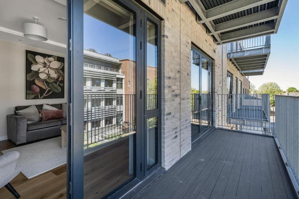 Bright 2 Bedroom flat with Private Balcony Apartment in London Borough of Ealing