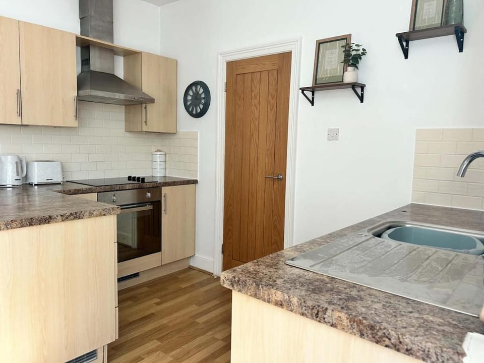 Coffee/tea facilities, Kitchen or kitchenette, dishwasher, stove, toaster