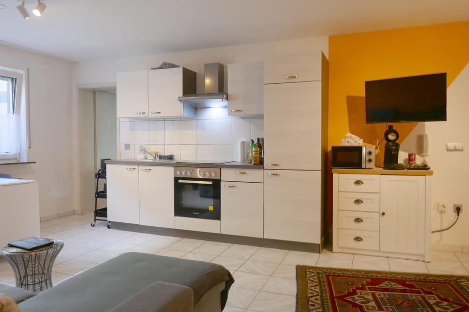 TV and multimedia, Coffee/tea facilities, Kitchen or kitchenette, Dining area, oven, pet friendly, stove, toaster