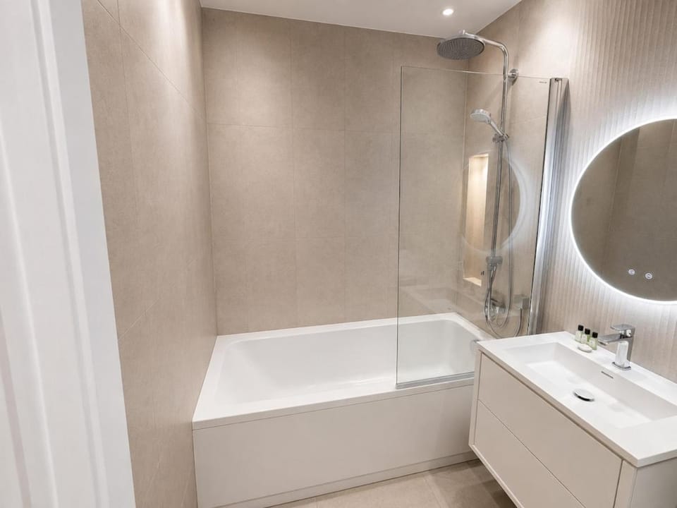 Gated Ealing 1 Bedroom Parking Elizabeth Line Apartment in London Borough of Ealing