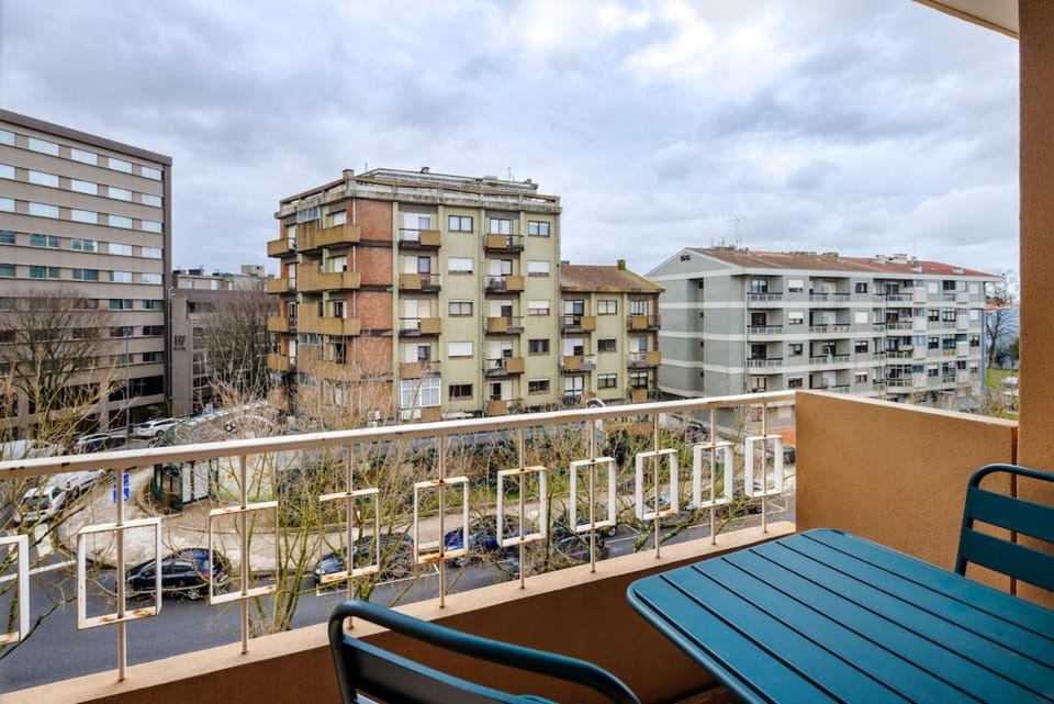 Spacious Family 3BR Apartment with Aqua Accents Apartment in Porto
