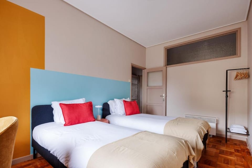 Spacious Family 3BR Apartment with Aqua Accents Apartment in Porto