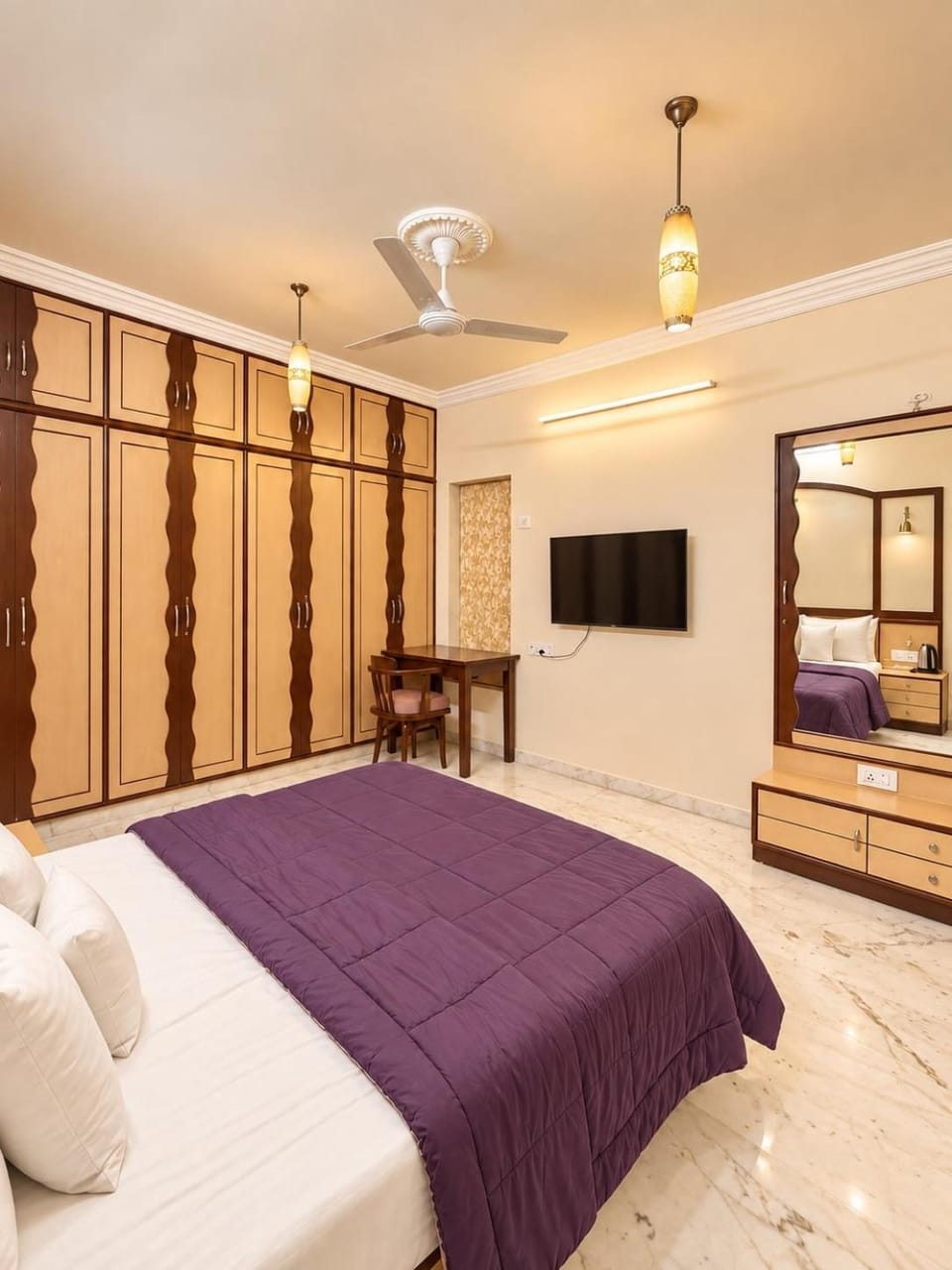Bed, TV and multimedia, Photo of the whole room, Bedroom