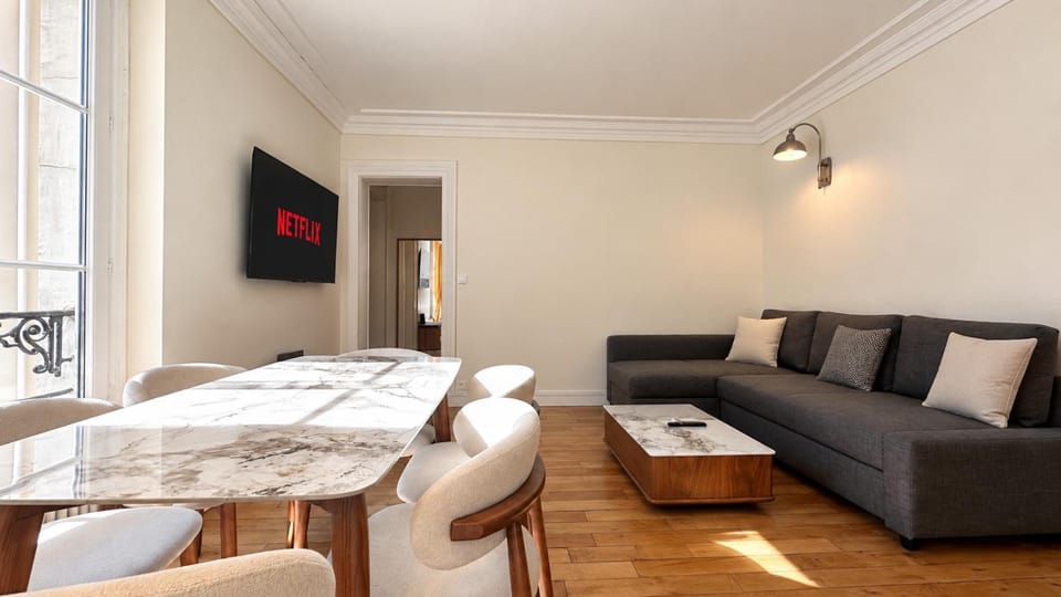 TV and multimedia, Living room, Seating area, Dining area