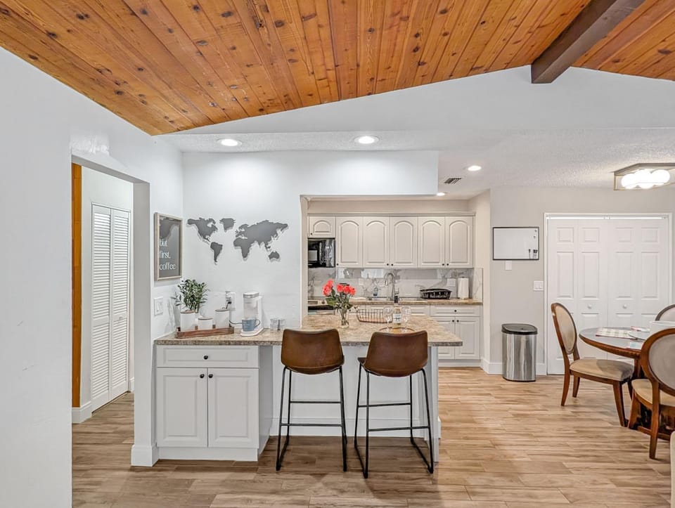 Deerfield Coastal House - Cozy Stay Apartment in Century Village